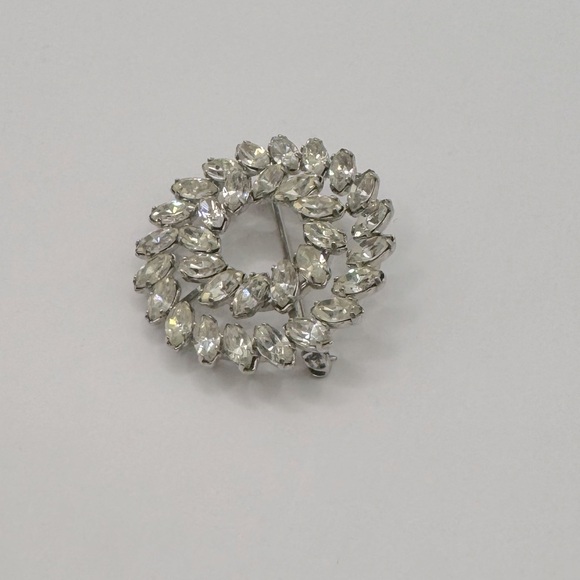 VINTAGE Crystal Wreath Brooch - Picture 5 of 8